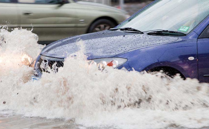 Auto en inundación
