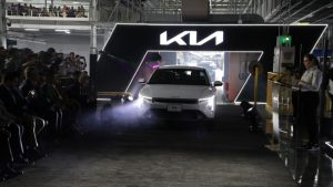 Kia produce 2 millones de autos en México